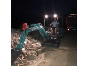 15型微信挖掘機(jī)加班作業(yè)
