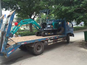 剛買的德力15性挖掘機(jī)，一天忙不停