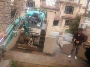 挖掘機(jī)爬樓梯 小有小的好處