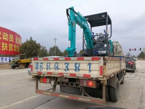 路上遇見德力挖掘機(jī) DL15-9型挖掘機(jī)客戶自己來廠考察