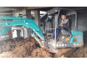 兩臺(tái)德力30挖掘機(jī)同時(shí)施工 速度不比進(jìn)口機(jī)器差