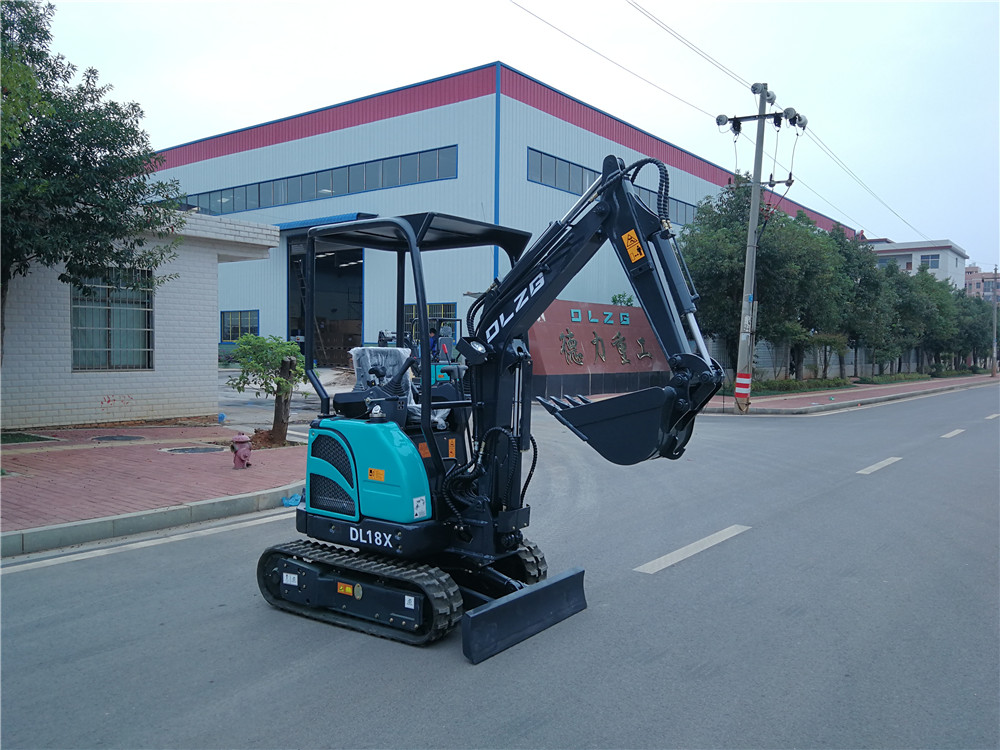 小型挖掘機(jī)